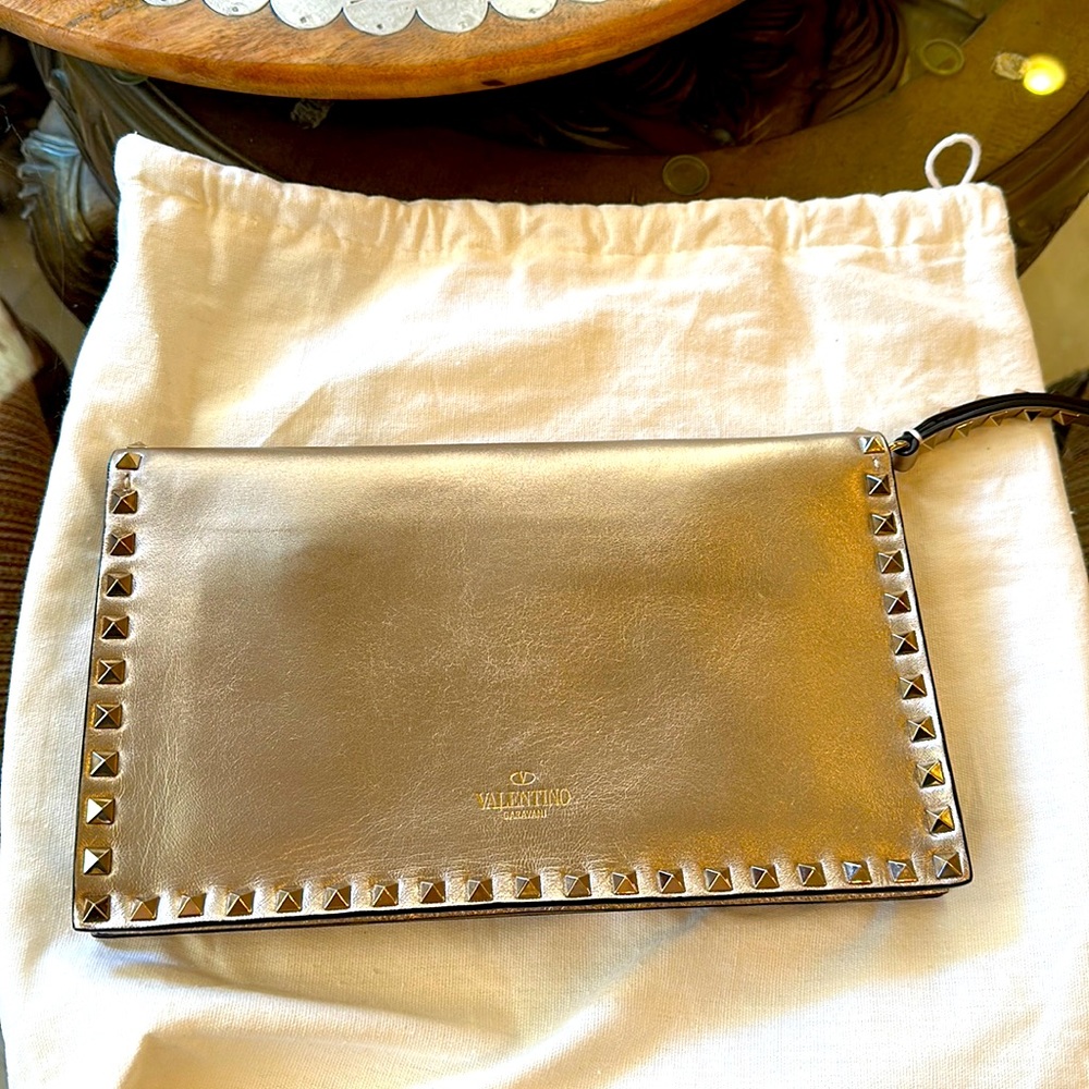 Valentino Garavani Nappa Rockstud Wristlet Clutch in Bronze